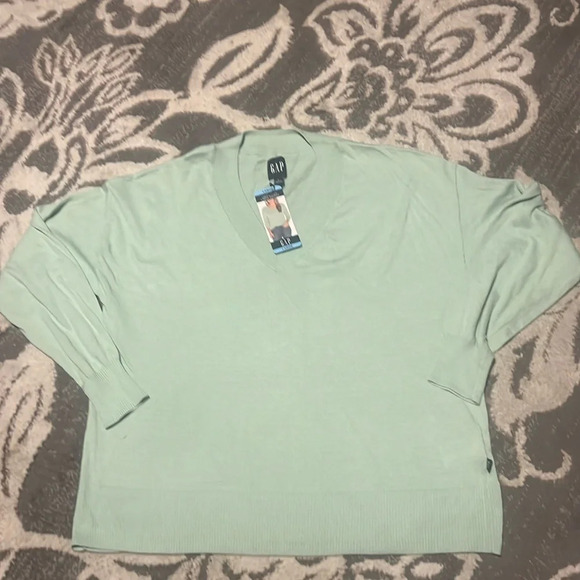 Gap lightweight v neck sweater. NWT color is sage soft and stretchy - Picture 1 of 4